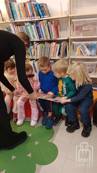 Biblioteka Gorlice, Cała Polska czyta dzieciom Bibliotekarka prezentuje czytelniane zbiory